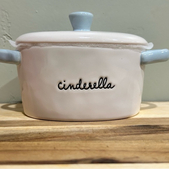 Rae Dunn Disney Princess dish featuring Cinderella. Gorgeous design. Lid. NEW! - Picture 11 of 12